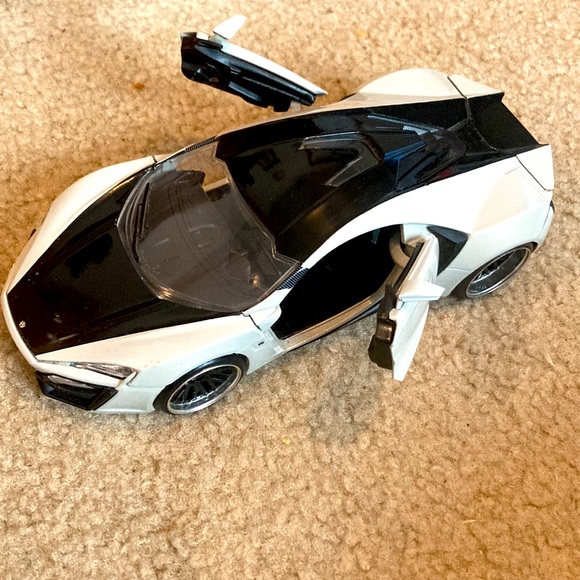 Collectible Lykan Hypersport 1/24 scale Diecast Model Car - Jada Toys 32947 - Picture 3 of 5